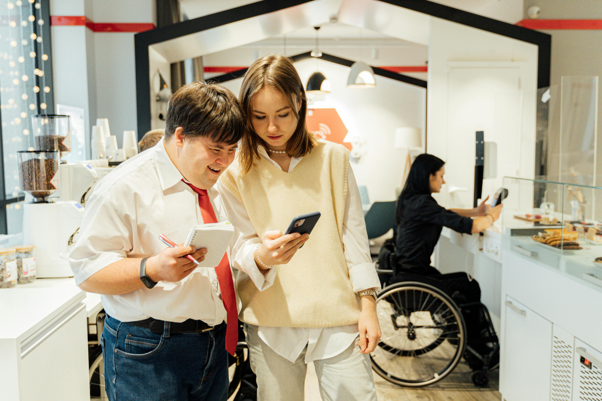 Personne en situation de handicap accompagnée par un encadrant
